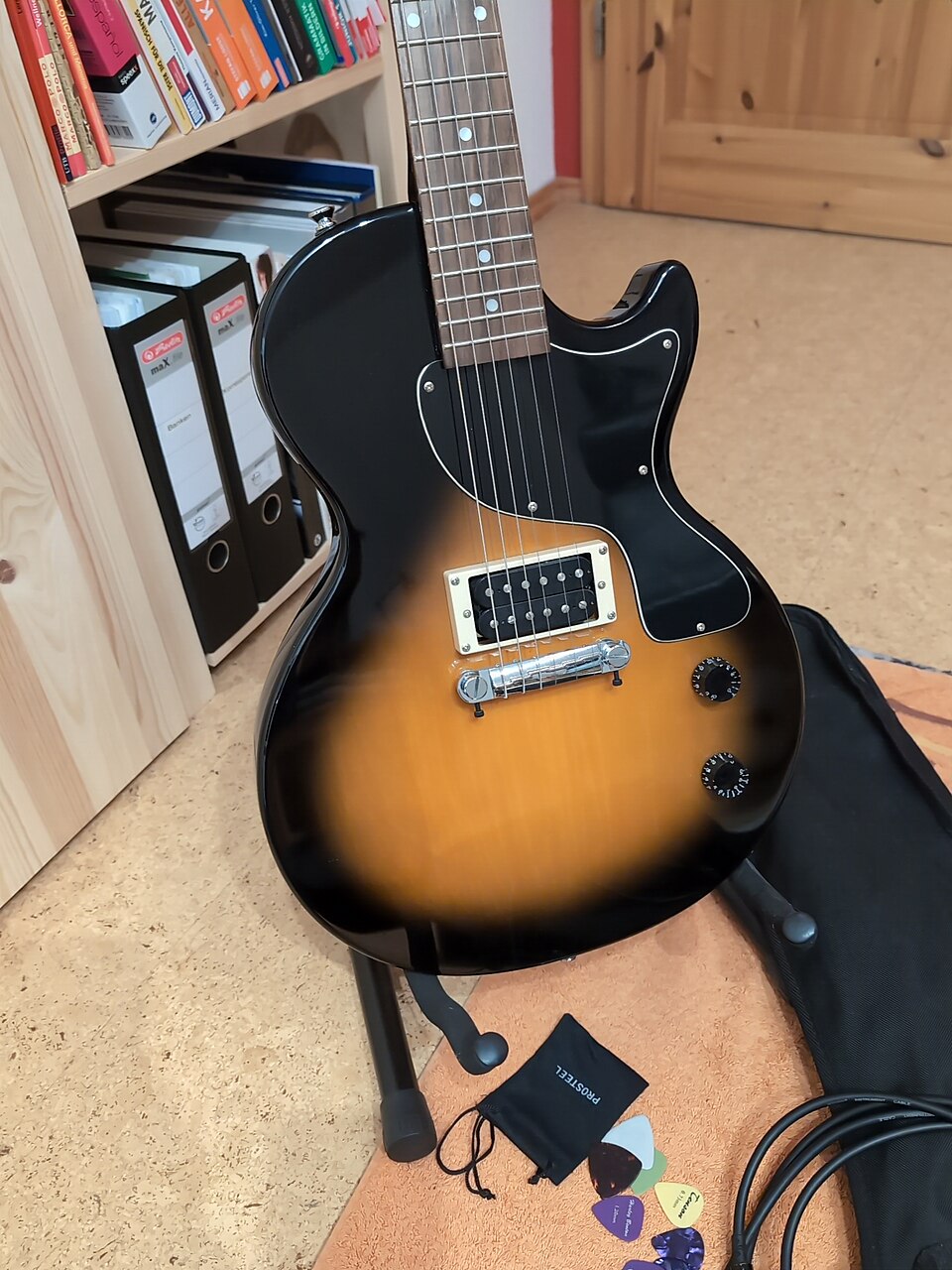 01-Epiphone-Les-Paul-Junior 02.jpg