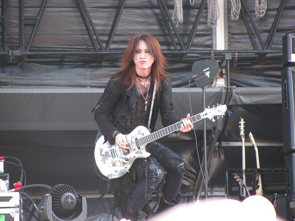 X Japan Sugizo (4874077209).jpg