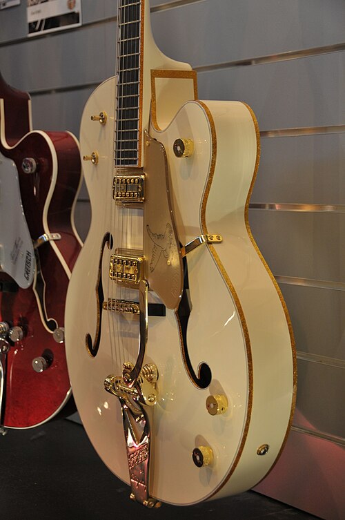 Gretsch White Falcon, Salon de la Musique et du Son 2008.jpg