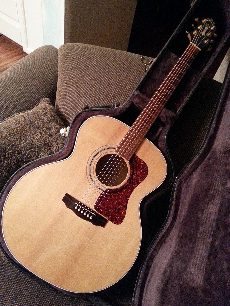 Guild jumbo acoustic guitar - Round Body (2014-01-24 18.11.00 by Dave Parker).jpg