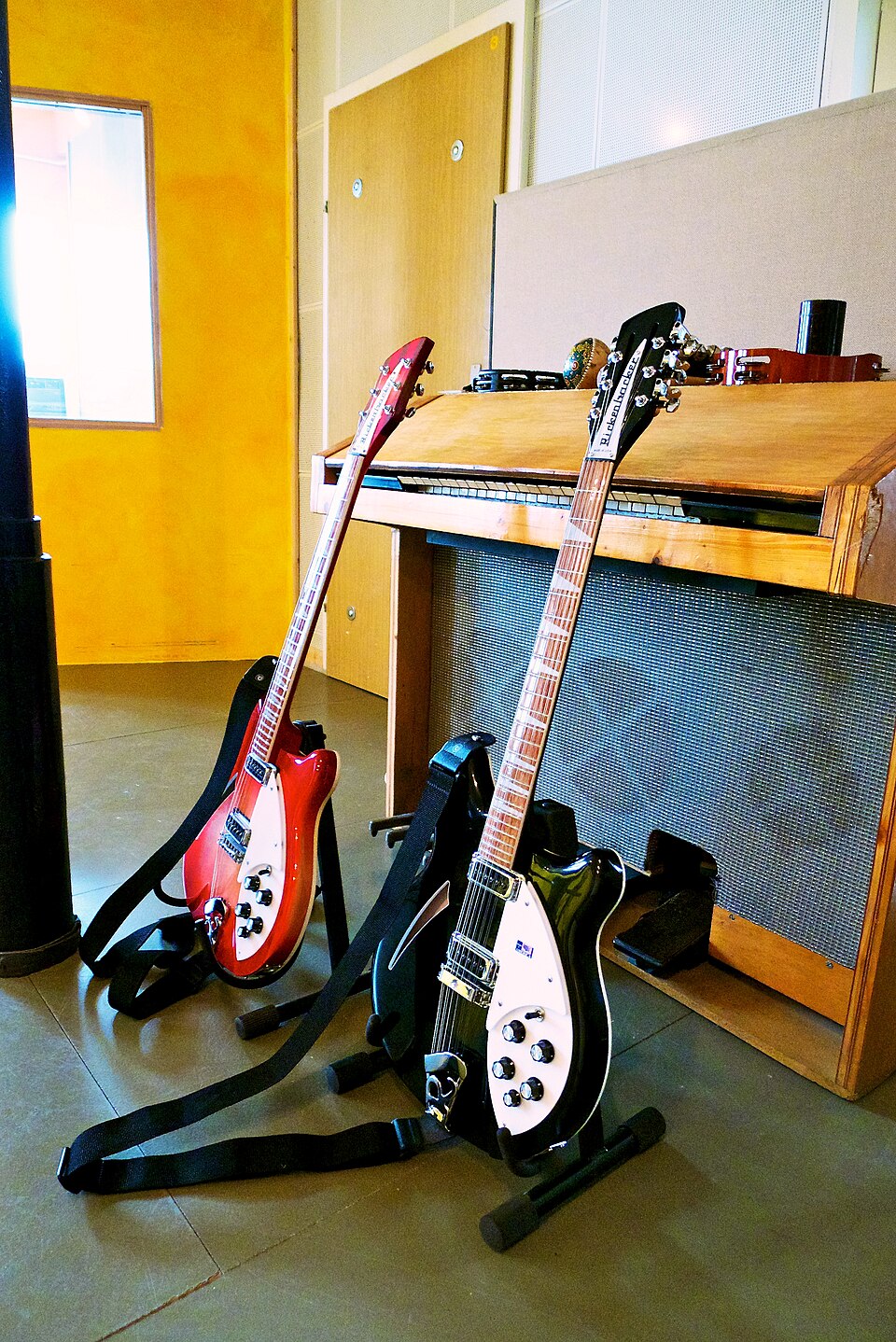 Rickenbacker 360-6 Fireglo (red), 360-12 Jetglo (black), Hammond M100, LowSwing studio, Berlin, 2011-01-22 13 39 20.jpg