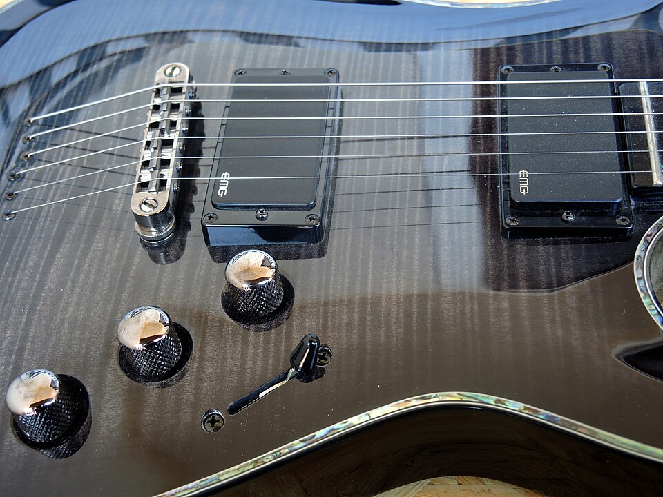 Schecter Hellraiser Flame Limited Edition body details from right (2015-04-20 13.40.56 by Monika Fischer).jpg